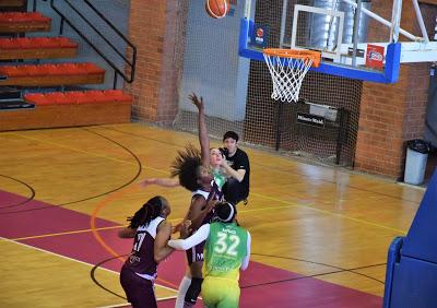 Galería de escenas del Bàsquet Femení Sant Adrià-.Al-Qázeres