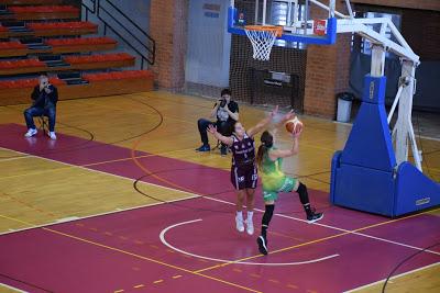 Galería de escenas del Bàsquet Femení Sant Adrià-.Al-Qázeres