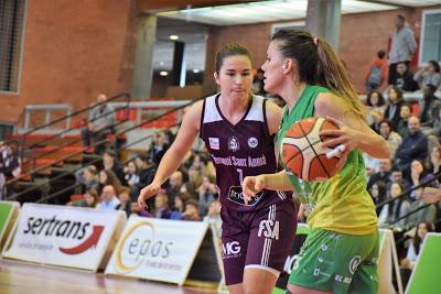 Galería de escenas del Bàsquet Femení Sant Adrià-.Al-Qázeres