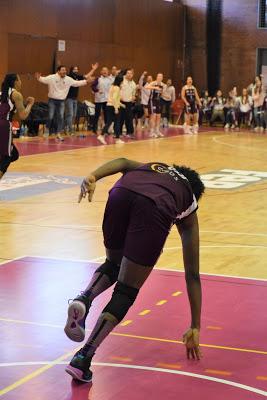 Galería de clics del Bàsquet Femení Sant Adrià-CB Bembibre