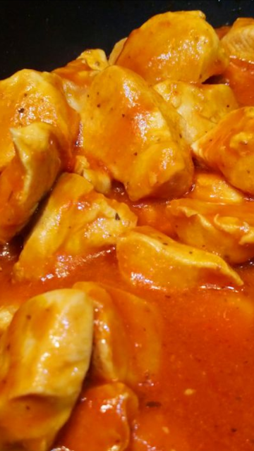 Pechugas de pollo con salsa rápida de tomate y piquillos