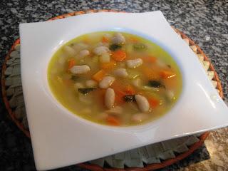 Sopa de verduras con judías blancas