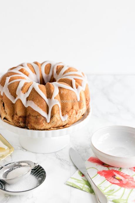 Aprende cómo hacer un pan hermoso y fácil, ideal para el desayuno o la merienda. Un pan relleno con canela, cacao y frutos confitados. Delicioso. Receta vía www.elgatogoloso.com