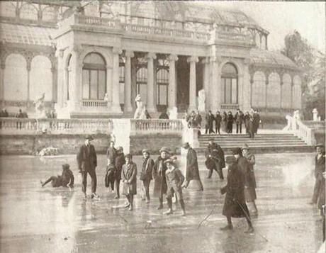 Fotos antiguas de Madrid: Patinando frente al Palacio de Cristal