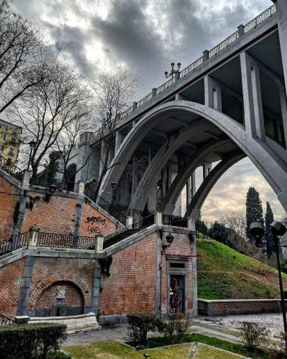 La postal de la semana: Misterio junto al viaducto de la Calle Bailén