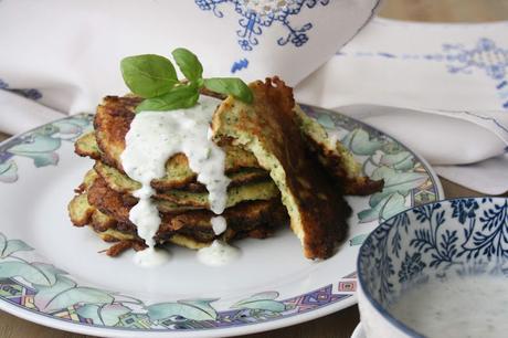 TORTITAS DE VERDURAS CON SALSA DE YOGUR AL ENELDO