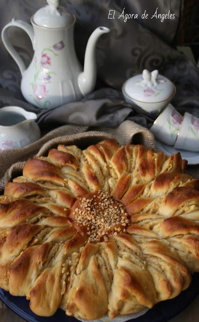 Flor de brioche rellena de manzana  