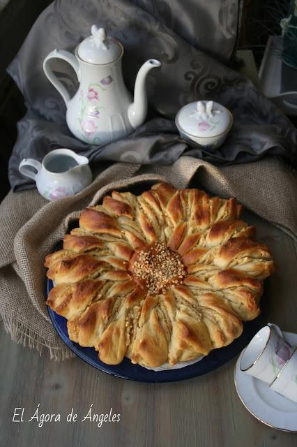 Flor de brioche rellena de manzana  