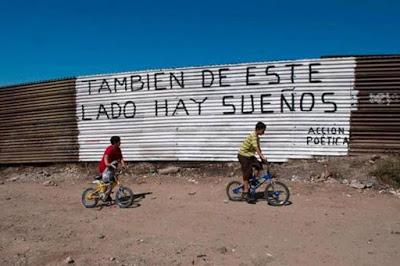 Detrás del muro y frente al televisor