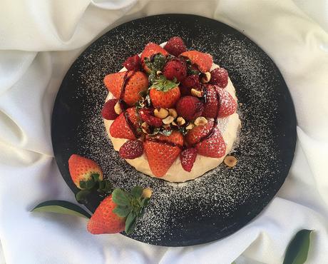 Pavlova rosa con frutos rojos