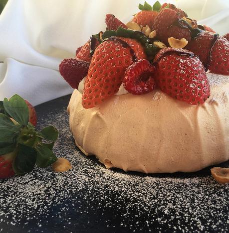 Pavlova rosa con frutos rojos