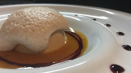 Cremoso de turrón sobre sopa de maracuya con espuma de castaña y lágrima de cereza