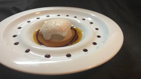 Cremoso de turrón sobre sopa de maracuya con espuma de castaña y lágrima de cereza