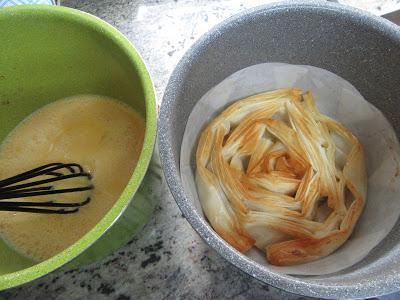 Cuando tenga color la masa filo volcar el flan Ruffle milk pie Olla GM