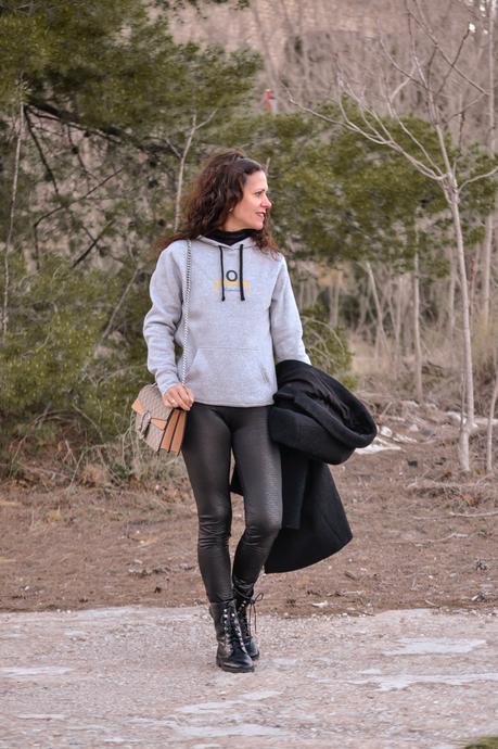 SUDADERA GRIS. SUDADERA GRIS.