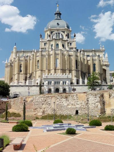 ¿Cuál es la mejor época para viajar a España? muralla-musulmana-madrid