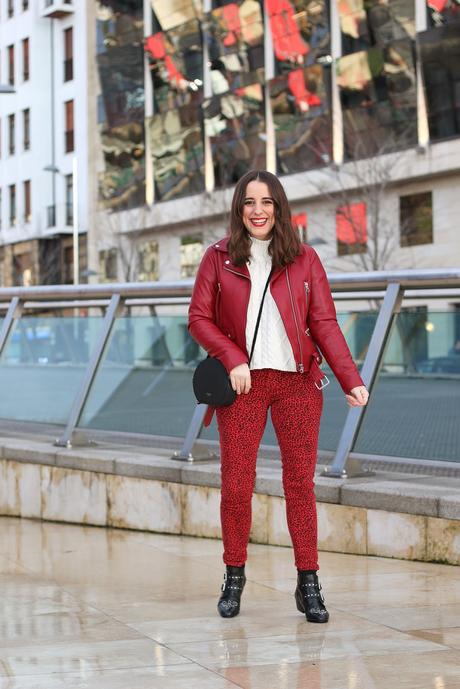 Biker roja y jeans de leopardo para invierno