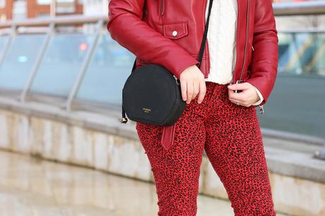 Biker roja y jeans de leopardo para invierno