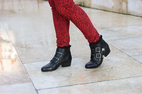 Biker roja y jeans de leopardo para invierno