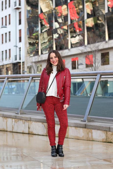 Biker roja y jeans de leopardo para invierno