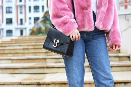 Abrigo rosa y look sporty chic de invierno Abrigo rosa y look sporty chic de invierno