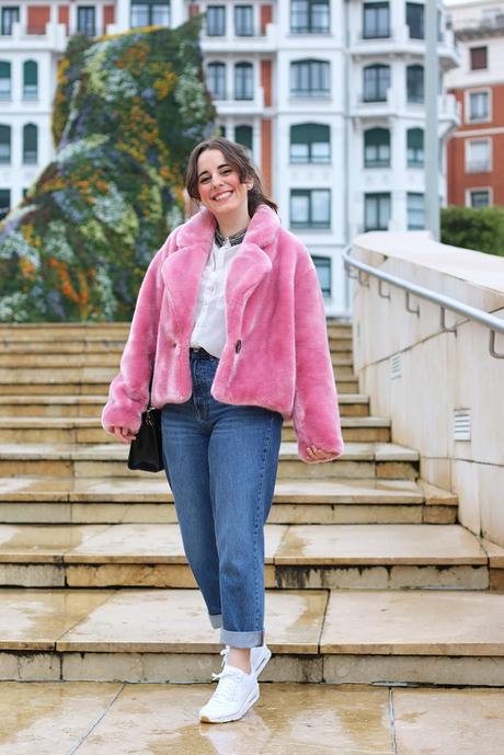 Abrigo rosa y look sporty chic de invierno Abrigo rosa y look sporty chic de invierno