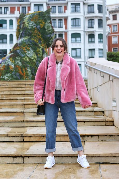Abrigo rosa y look sporty chic de invierno Abrigo rosa y look sporty chic de invierno