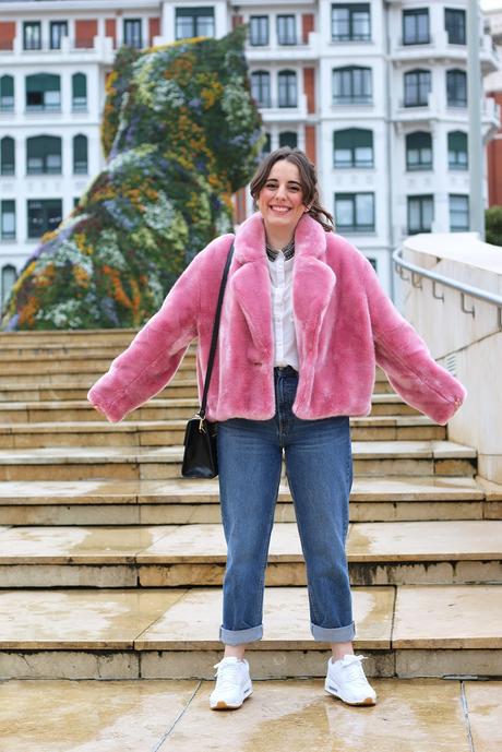 Abrigo rosa y look sporty chic de invierno Abrigo rosa y look sporty chic de invierno