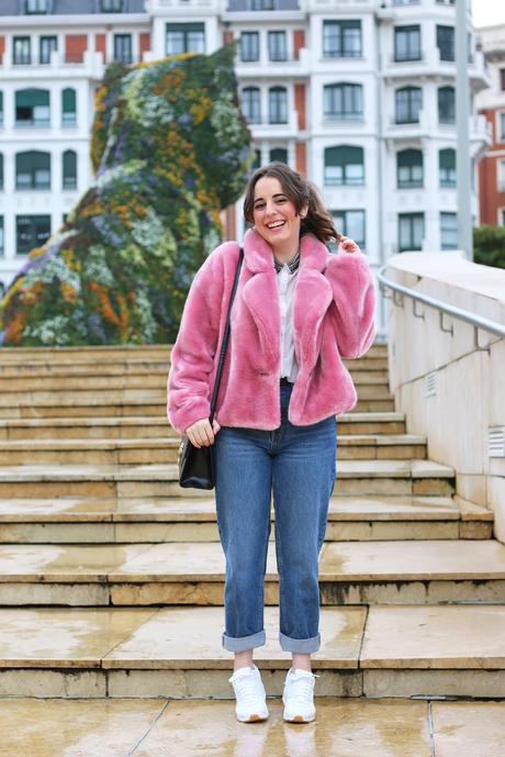 Abrigo rosa y look sporty chic de invierno Abrigo rosa y look sporty chic de invierno