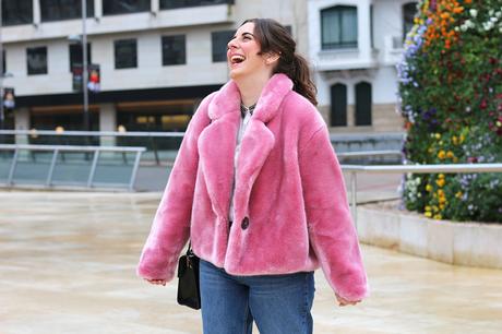 Abrigo rosa y look sporty chic de invierno Abrigo rosa y look sporty chic de invierno