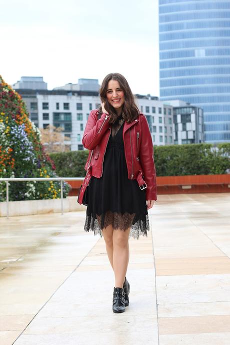 Biker roja y vestido lencero para hoy