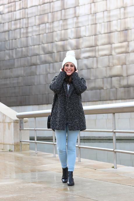 Outfit con gorro blanco y jersey a rayas