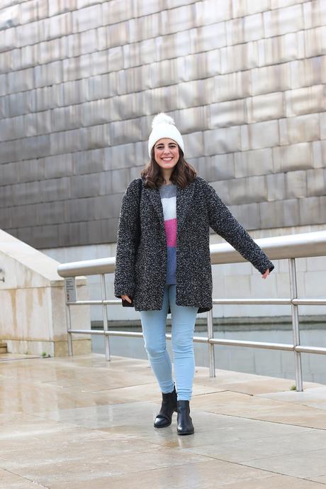 Outfit con gorro blanco y jersey a rayas