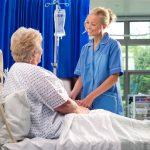 Hospitalización en unidades de corta estancia versus resultados de atención estándar en pacientes mayores de medicina interna: ensayo clínico aleatorizado.