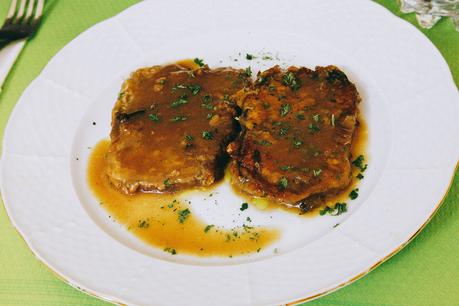 LENGUA REBOZADA EN SALSA DE CEBOLLA CON SOJA LENGUA REBOZADA EN SALSA DE CEBOLLA CON SOJA