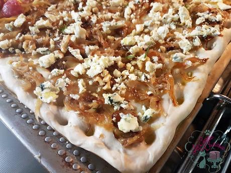 FOCCACIA – BACON, SALCHICHAS, QUESO/ CEBOLLA, QUESO AZUL Y NUECES FOCCACIA – BACON, SALCHICHAS, QUESO/ CEBOLLA, QUESO AZUL Y NUECES