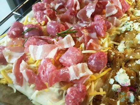 FOCCACIA – BACON, SALCHICHAS, QUESO/ CEBOLLA, QUESO AZUL Y NUECES FOCCACIA – BACON, SALCHICHAS, QUESO/ CEBOLLA, QUESO AZUL Y NUECES