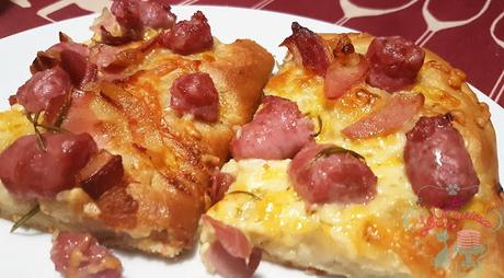 FOCCACIA – BACON, SALCHICHAS, QUESO/ CEBOLLA, QUESO AZUL Y NUECES FOCCACIA – BACON, SALCHICHAS, QUESO/ CEBOLLA, QUESO AZUL Y NUECES