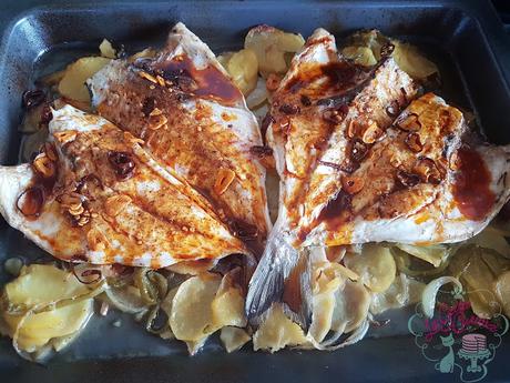 DORADA A LA ESPALDA SOBRE LECHO DE PATATAS PANADERAS DORADA A LA ESPALDA SOBRE LECHO DE PATATAS PANADERAS