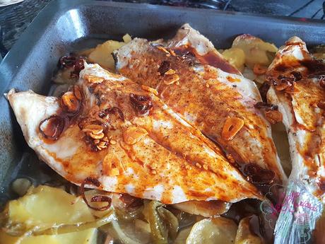 DORADA A LA ESPALDA SOBRE LECHO DE PATATAS PANADERAS DORADA A LA ESPALDA SOBRE LECHO DE PATATAS PANADERAS