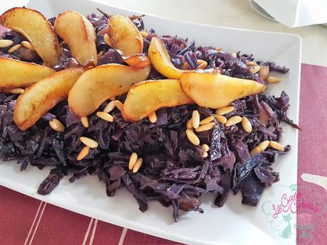 LOMBARDA CON PERAS Y PIÑONES LOMBARDA CON PERAS Y PIÑONES