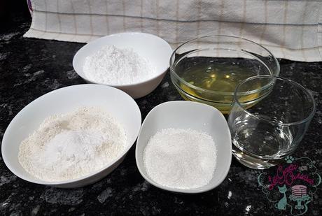 BIZCOCHO DE CLARAS CON COCO CUBIERTO DE CHOCOLATE