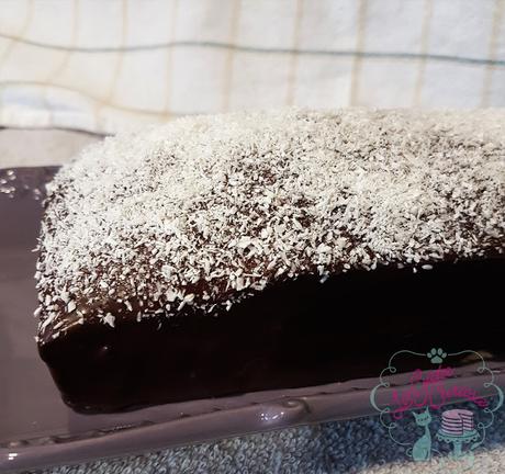 BIZCOCHO DE CLARAS CON COCO CUBIERTO DE CHOCOLATE