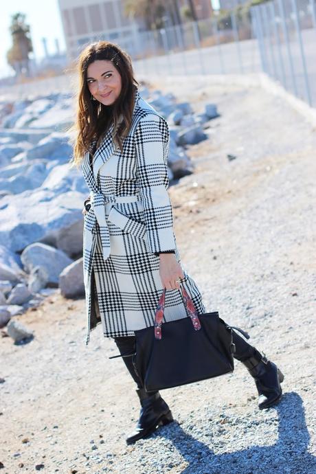 Abrigo blanco a cuadros negros Abrigo blanco a cuadros negros