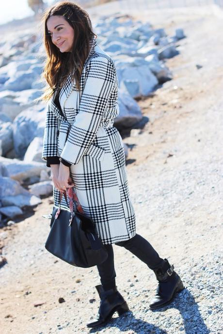 Abrigo blanco a cuadros negros Abrigo blanco a cuadros negros