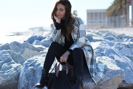 Abrigo blanco a cuadros negros Abrigo blanco a cuadros negros