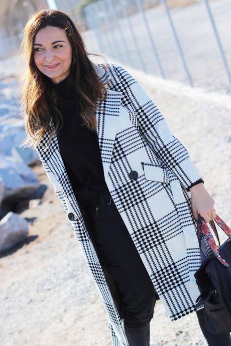 Abrigo blanco a cuadros negros Abrigo blanco a cuadros negros