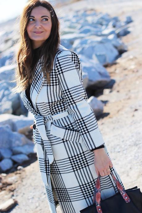 Abrigo blanco a cuadros negros Abrigo blanco a cuadros negros