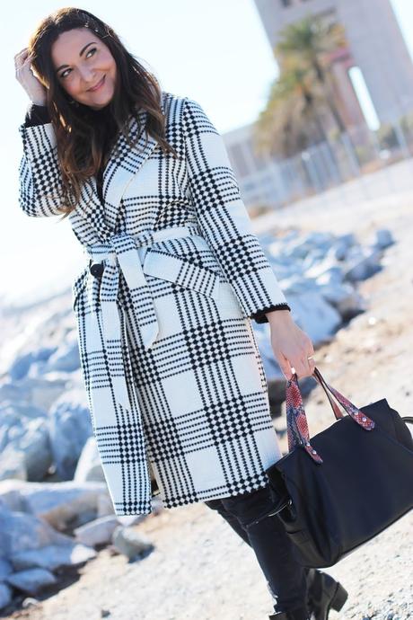 Abrigo blanco a cuadros negros Abrigo blanco a cuadros negros