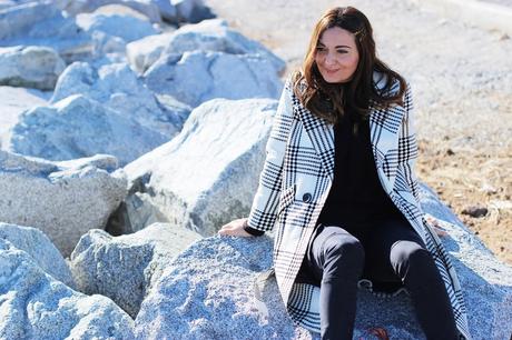 Abrigo blanco a cuadros negros Abrigo blanco a cuadros negros